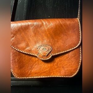 The bridge cross body bag. B13